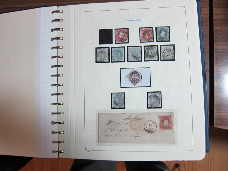 0019 (71).JPG -     Lote:    19      Marcofilia      Lotes Especiais       Descrição:         Portugal. Colecção especializada de carimbos de duplo círculo, tipo 1852, montada em 4 álbuns Lindner, com selos de diversas emissões e cartas, com estudo minucioso de cada marca. Lote a ver.         Lote       Valor Base:     &euro; 2.500,00     Valor Venda:     Retirado     